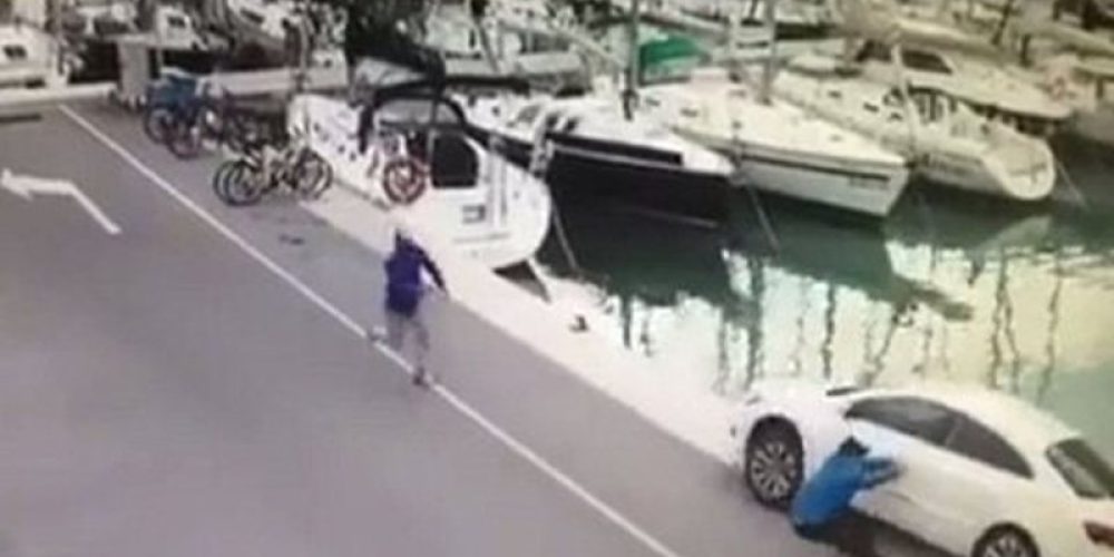 Βίντεο: Ψαράς ξέχασε να βάλει το χειρόφρενο στο αυτοκίνητό του δίπλα στην προβλήτα…