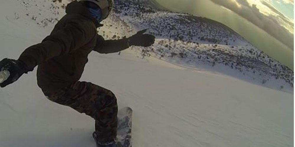 Κρήτη: Βόλτα πάνω σε μια σανίδα στον χιονισμένο Ψηλορείτη (Videos)