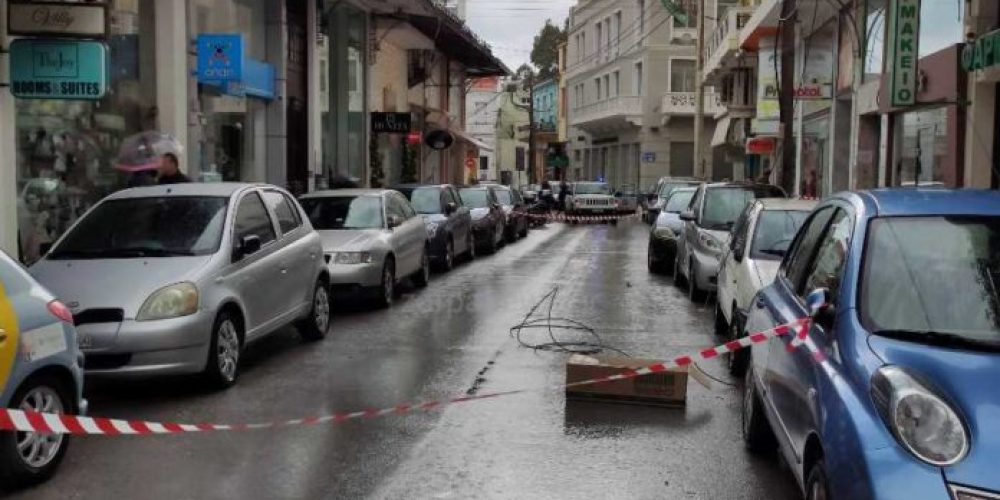 Καλώδιο της ΔΕΗ στο οδόστρωμα σε κεντρικό δρόμο των Χανίων (Photos)