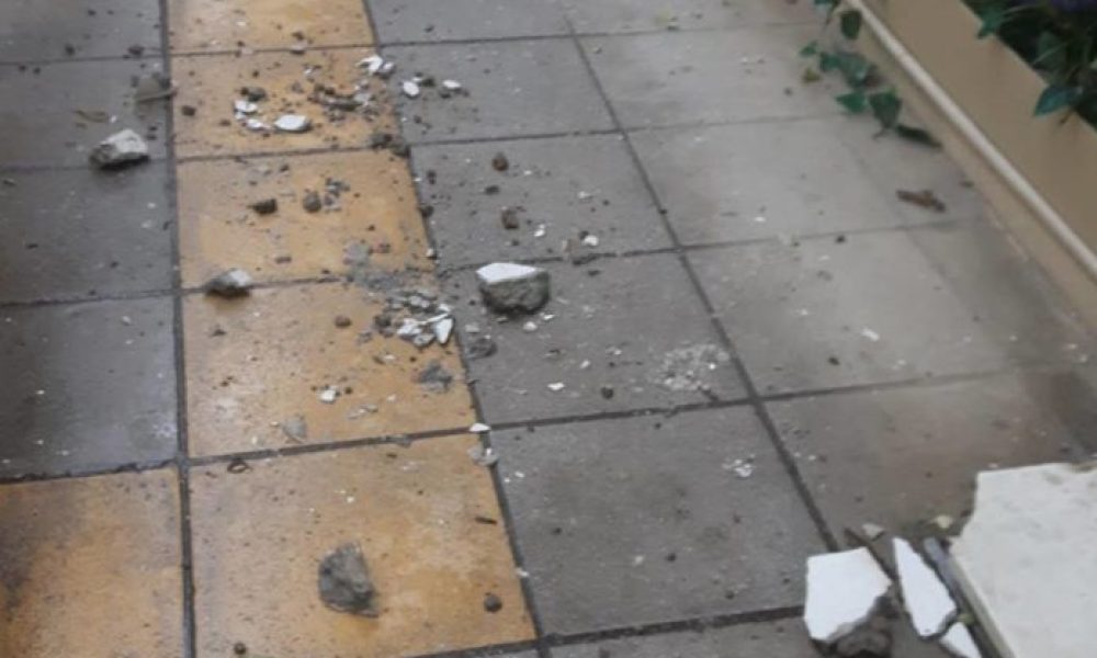 Χανιά: Κομμάτια σοβά από μπαλκόνι σε πεζοδρόμιο στην Κόρακα (Photos)