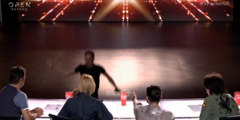X Factor: Δεν πρόσεξε το κενό κι έπεσε από τη σκηνή! Τρόμαξαν κριτές και κοινό…