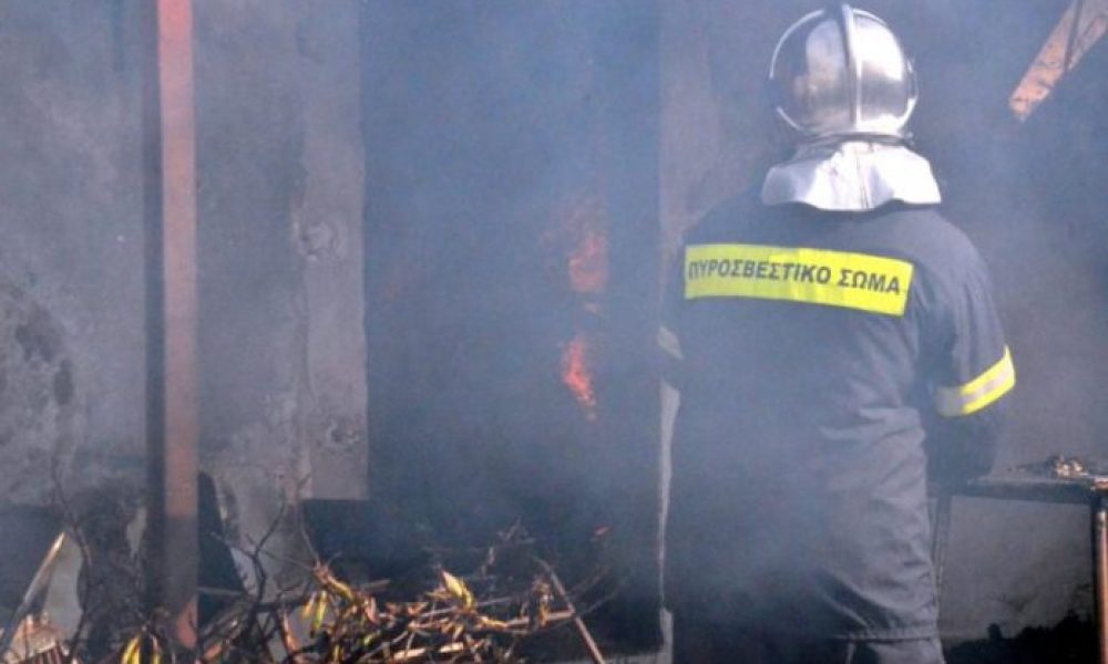 Κρητή: Συναγερμός στην Πυροσβεστική: Απεγκλώβισαν νεαρή γυναίκα από σπίτι που έπιασε φωτιά