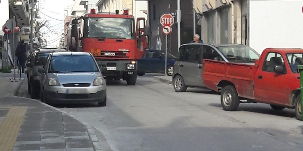 Χανιά: με τα χέρια σήκωσαν το φορτηγάκι για να περάσει το πυροσβεστικό όχημα