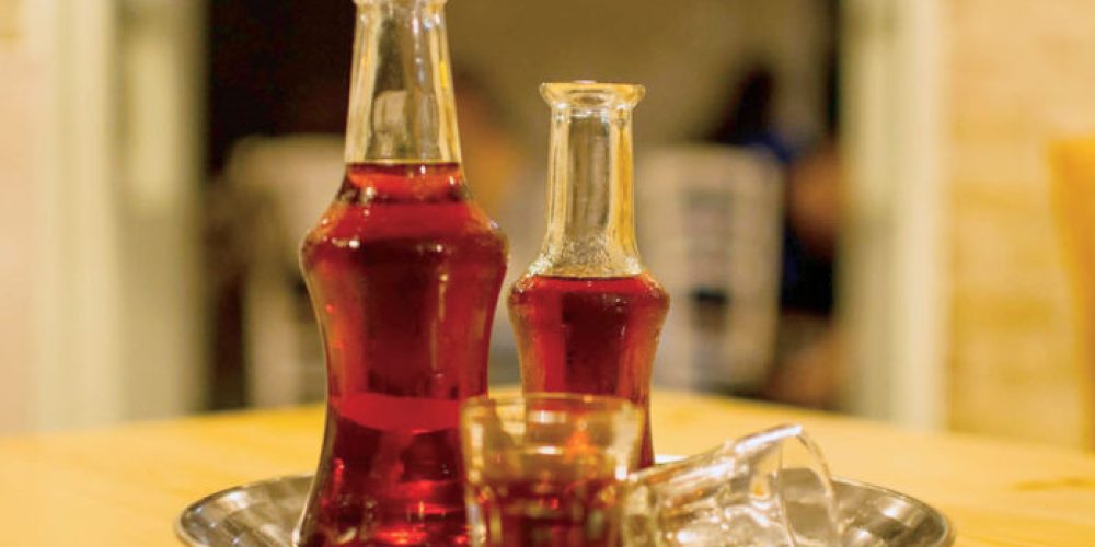 Ο Guardian λέει «στην υγειά μας» με ρακόμελο από την Κρήτη!  Ένα από τα 10 καλύτερα ποτά για τον χειμώνα