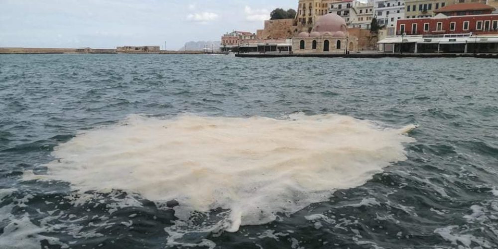 Χανιά: Γέμισε σκουπίδια και λύματα η θάλασσα στο Ενετικό Λιμάνι (φωτο)