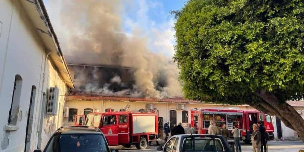 Χανιά: Μεγάλη φωτιά ξέσπασε στη δημοτική αγορά (φωτο)
