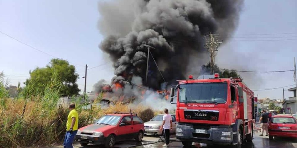 Συναγερμός στην Κρήτη για φωτιά δίπλα σε βενζινάδικο (φωτο)
