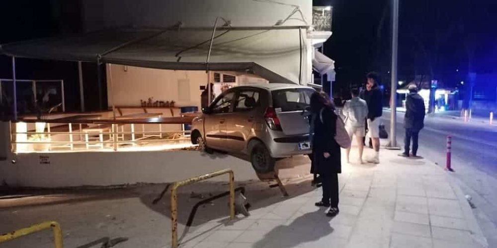 Χανιά: Απίστευτο τροχαίο στο κέντρο – Αυτοκίνητο «προσγειώθηκε» σε κρεπερί – Δύο τραυματίες