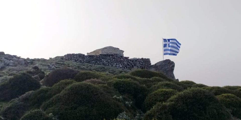 Χανιά: Μεγάλη Ελληνική σημαία κυματίζει σε βουνό για τα 200 χρόνια από την Ελληνική Επανάσταση (φωτο)