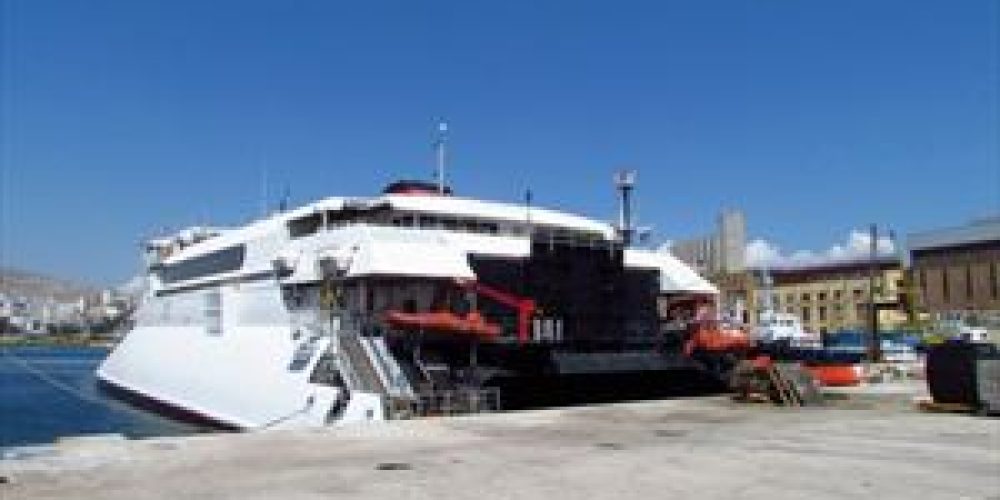 Περιπέτεια για 670 επιβάτες πλοίου από τη Θήρα που προσέκρουσε στο Λιμάνι του Ρεθύμνου