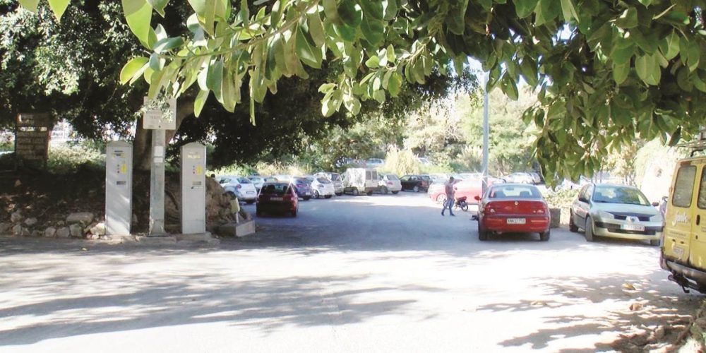 Χανιά: Μπαίνουν μπάρες στο πάρκινγκ στη Ρεγγίνας για να αυξηθούν τα έσοδα από την ελεγχόμενη στάθμευση
