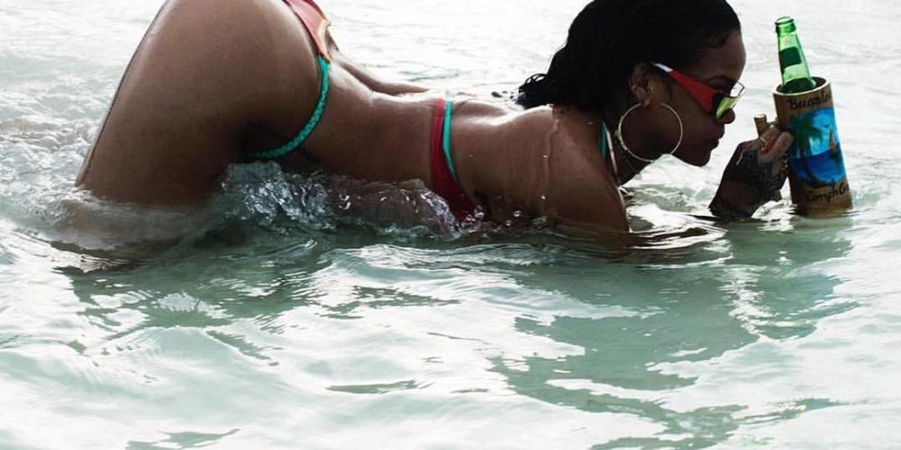 H Rihanna κάνει ηλιοθεραπεία και «ρίχνει» το Instagram