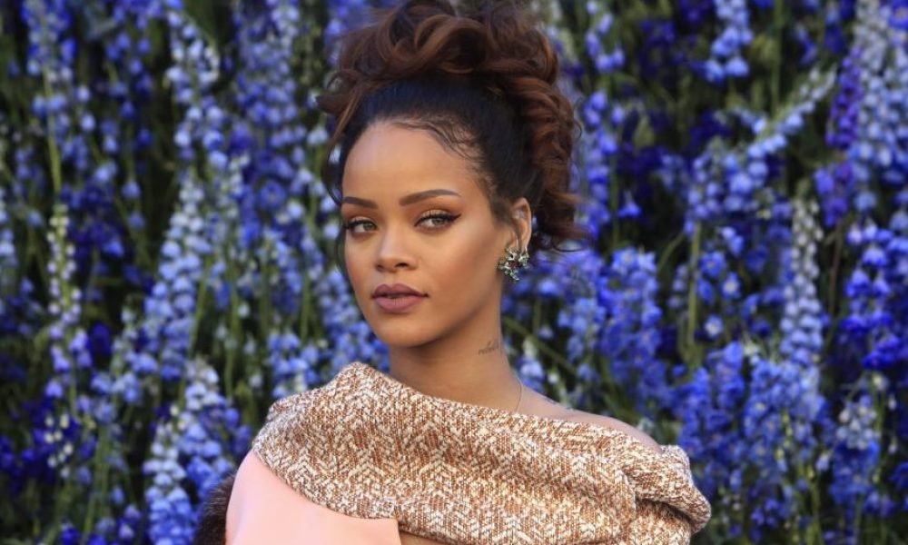 Εκτροχιασμός σε συναυλία της Rihanna Της πέταξαν σουτιέν (Video)