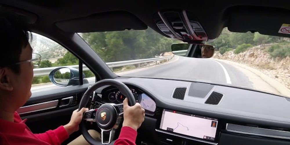 Οδηγεί την Porsche Cayenne στην Κρήτη και λέει ότι είναι ο καλύτερος δρόμος του κόσμου (video)
