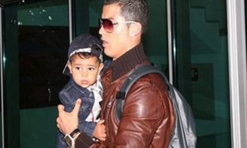 Η πρώτη φωτογραφία του Ronaldo με τον γιο του!
