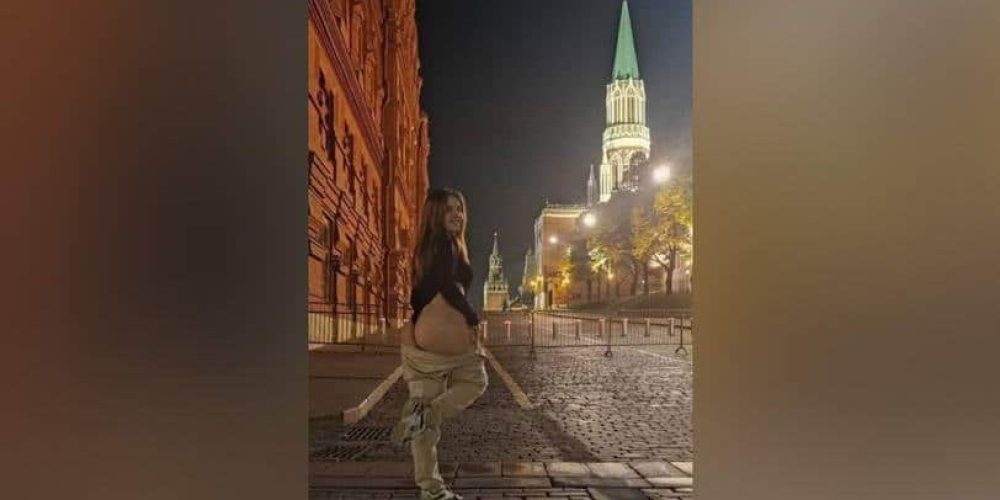 Στη φυλακή Ρωσίδα πορνοστάρ για αποκαλυπτική φωτογράφηση μπροστά από το Κρεμλίνο (φωτο)