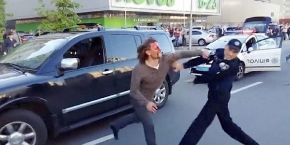 Απίστευτο βίντεο: Χρειάζονται 7 αστυνομικοί για να «κάνουν καλά» Ολυμπιονίκη πάλης