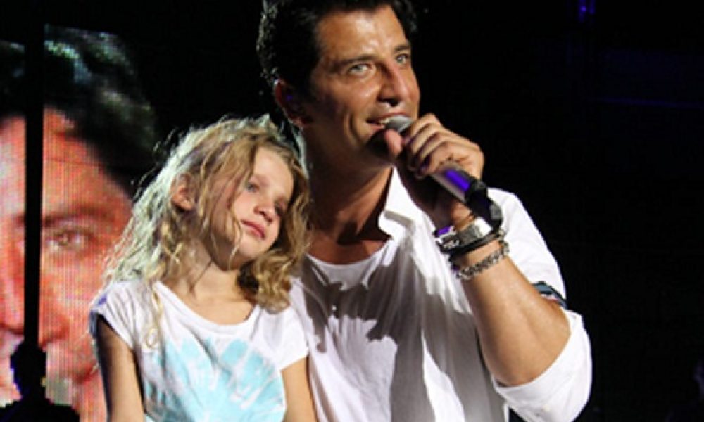 Ο Σάκης αγκαλιά με την κόρη του στη σκηνή!