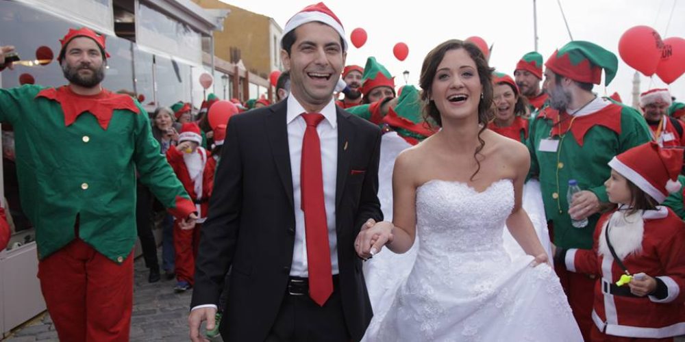 Χανιά: Άφησαν το γάμο και πήγαν… για σκουφάκια! Photos από τη νύφη του Santa Run