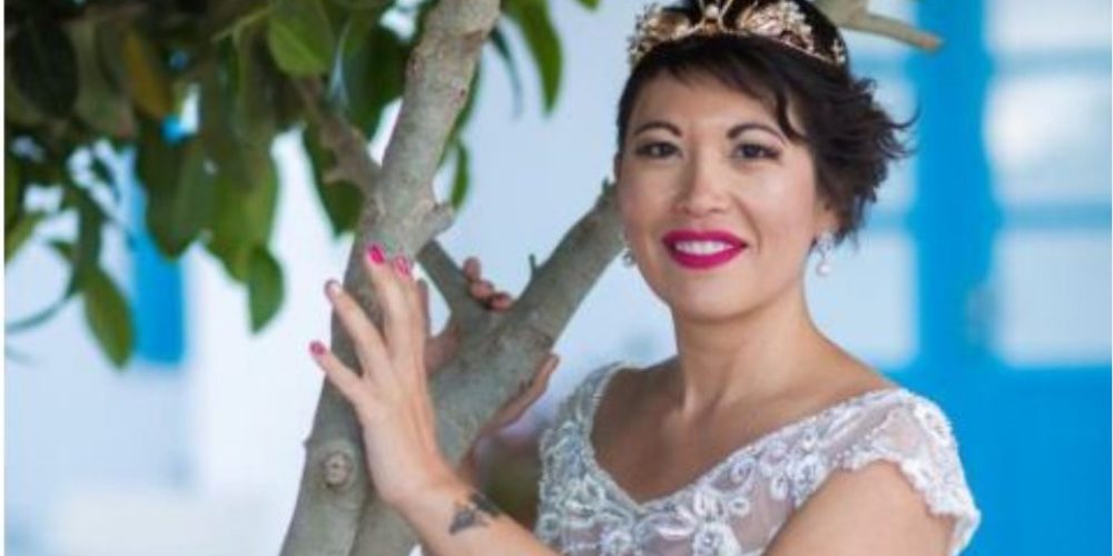 Απίστευτο: 38χρονη παντρεύτηκε στη Σαντορίνη τον… εαυτό της, τρεις μήνες αφότου την άφησε ο μνηστήρας της