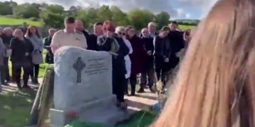 «Βγάλτε με έξω, είναι σκοτεινά εδώ»: Άνδρας φώναζε από τον τάφο στην κηδεία του (video)
