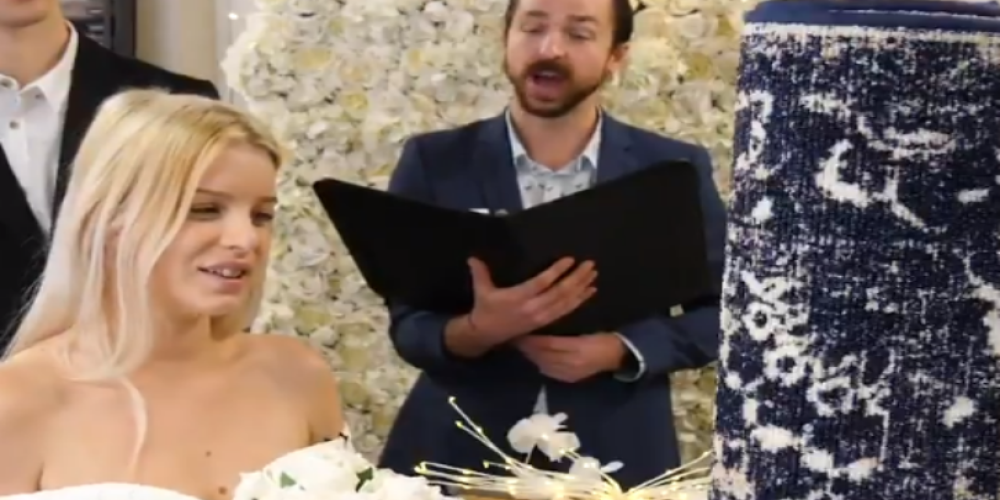 Μια 26χρονη παντρεύτηκε το… χαλί της σε κανονική τελετή γάμου! (video)
