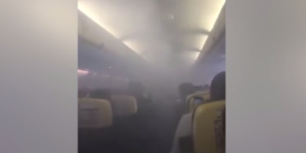 Τρόμος με πτήσης της Ryanair – Γέμισε με καπνό η καμπίνα αεροσκάφους (video)