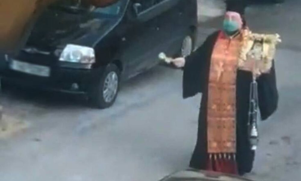 Αρχιμανδρίτης έκανε λιτανεία εικόνας και έψελνε μόνος του στους δρόμους (video)