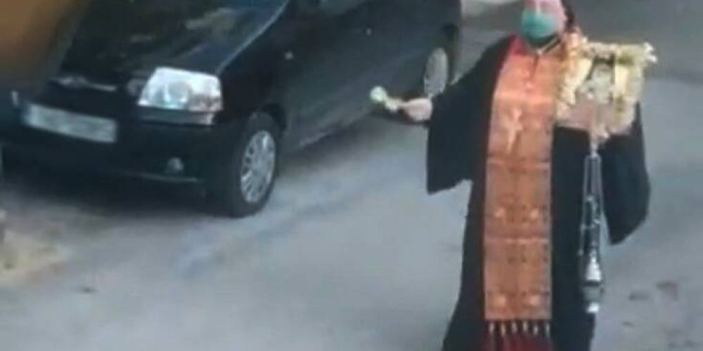 Αρχιμανδρίτης έκανε λιτανεία εικόνας και έψελνε μόνος του στους δρόμους (video)
