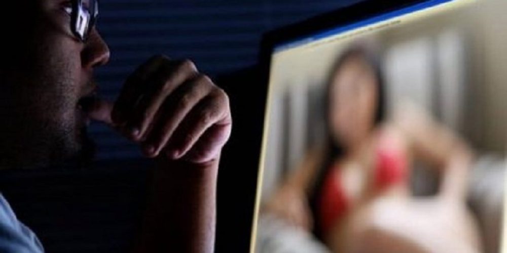 «Έχω ένα βίντεο ενώ αυνανίζεστε βλέποντας πορνό» – Η αστυνομία προειδοποιεί