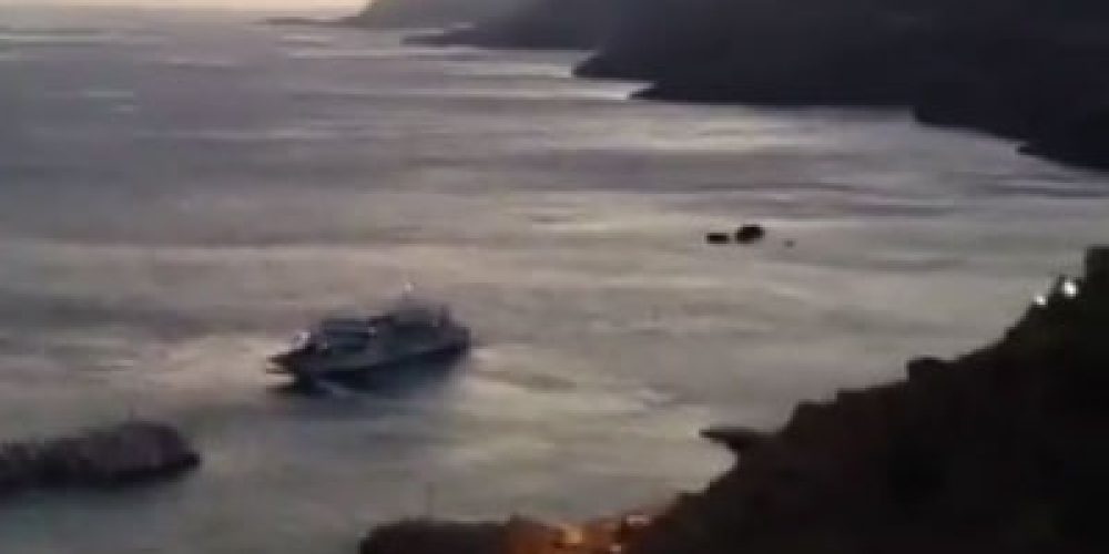 Αδυναμία πρόσδεσης πλοίου στο λιμάνι των Σφακίων (video)