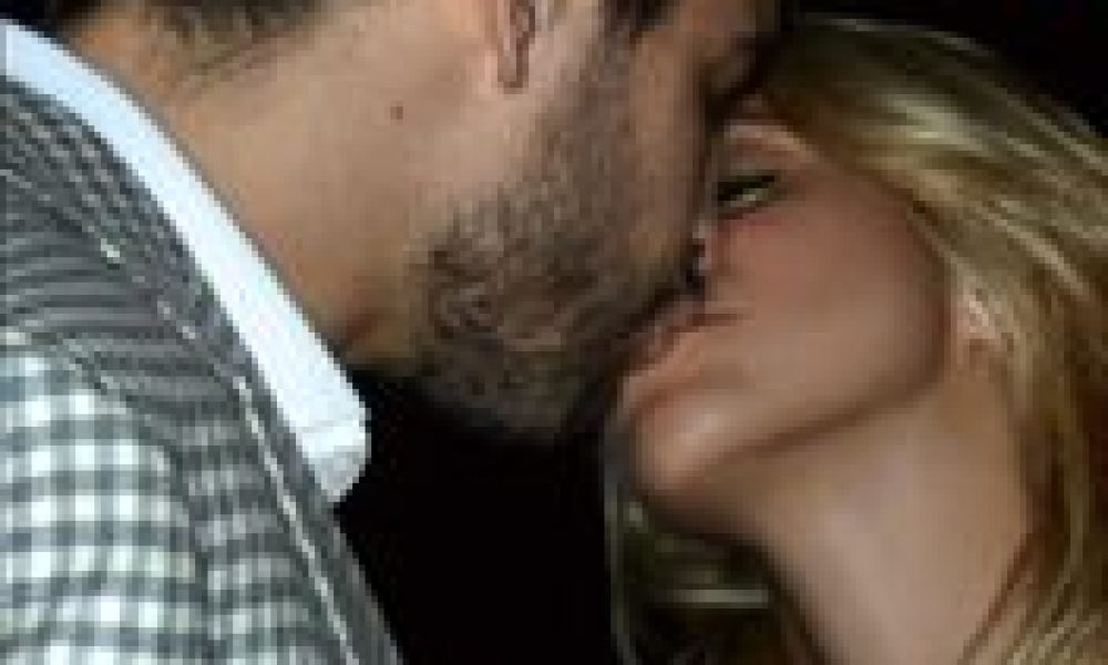 Το καυτό φιλί Shakira - Pique!