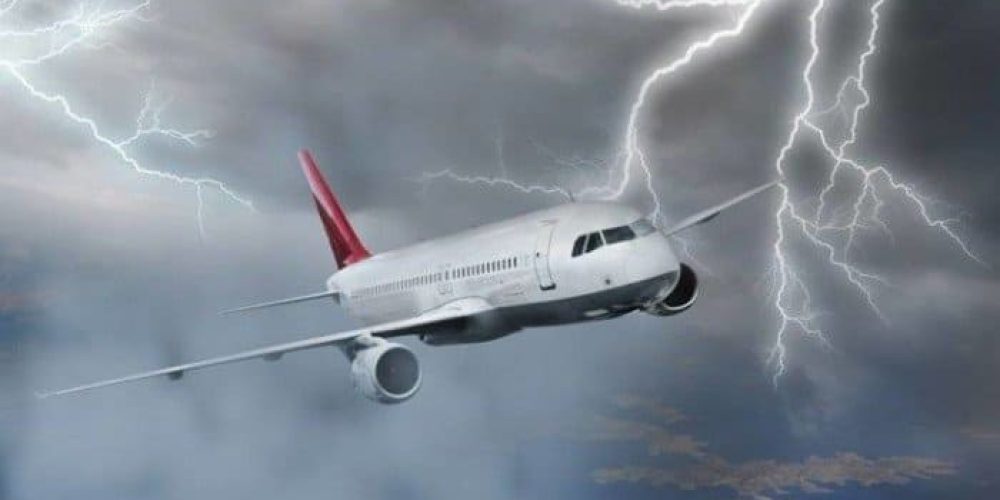 Αεροπλάνο της Ryanair με τελικό προορισμό την Θεσσαλονίκη χτυπήθηκε από κεραυνό
