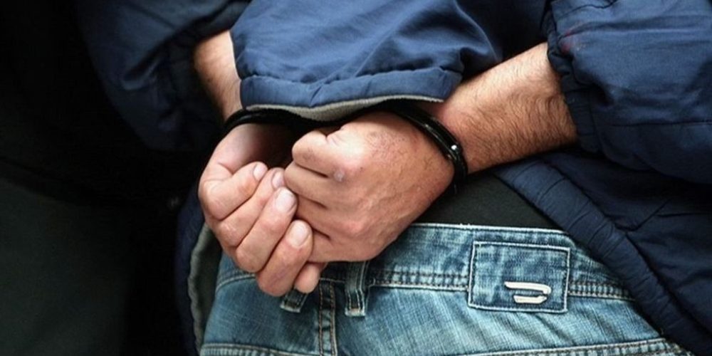 Χανιά: Συνελήφθησαν 4 άτομα για  μπαλοθιές, ναρκωτικά και άλλα αδικήματα – Ο ένας αστυνομικός!