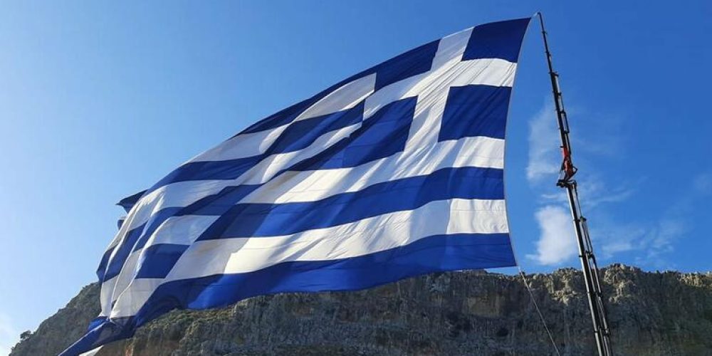 Κρήτες ύψωσαν στο Καστελόριζο τη μεγαλύτερη ελληνική σημαία! (video)