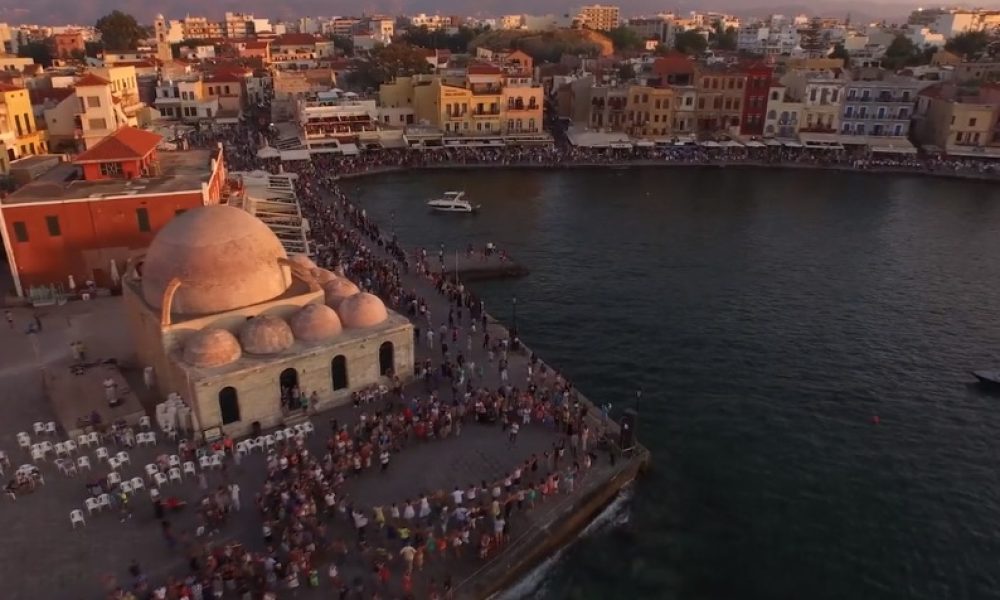 Εντυπωσιακό βίντεο με τον χορό του Ζορμπά στο Παλιό Λιμάνι Χανίων από ψηλά