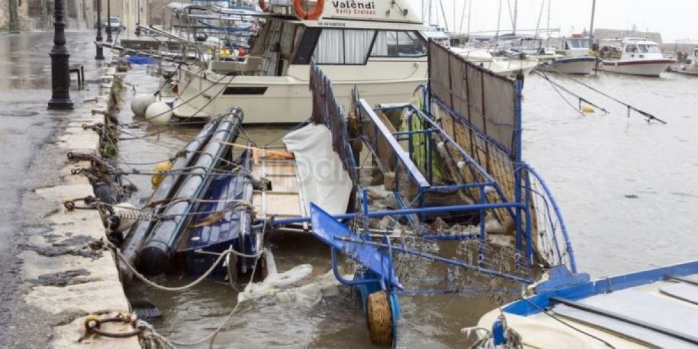 Χανιά: Βυθίστηκε βάρκα στο Ενετικό Λιμάνι (Photos)