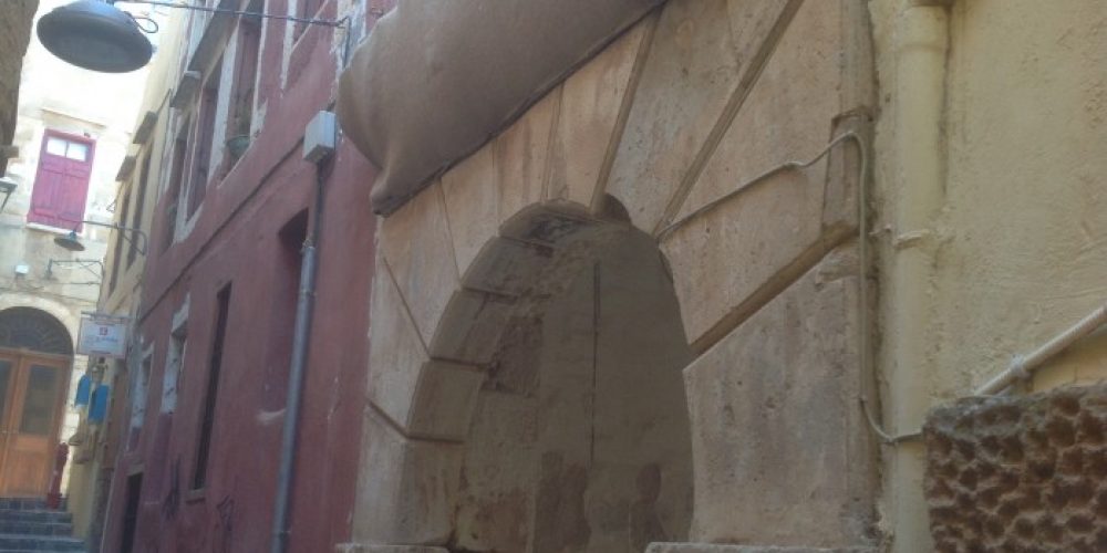 Απίστευτο:Ιδιώτης σκέπασε με λινάτσα ιστορική αψίδα της παλιάς πόλης (φωτο)