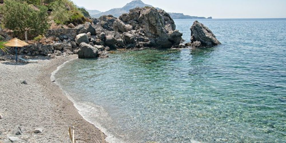 Κρήτη: Η κρυφή παραλία της Σούδας με το εντυπωσιακό ποταμάκι! (Photos)