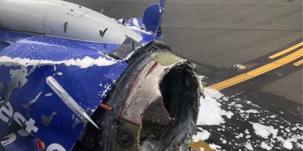 Τρόμος εν πτήσει: Διαλύθηκε ο κινητήρας αεροσκάφους και έσπασαν παράθυρα! (video)