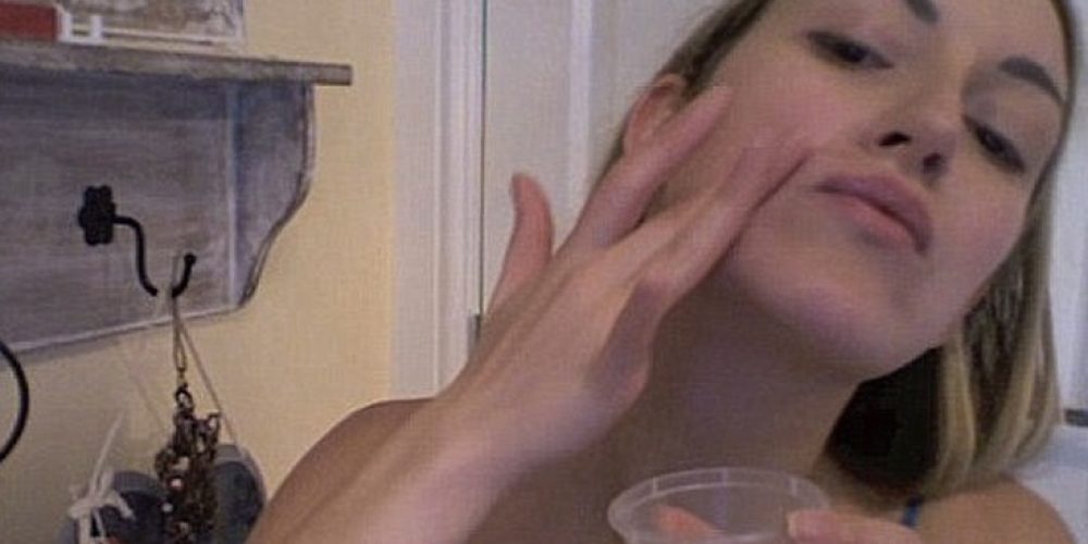 Blogger πίνει smoothie με σπέρμα για να μην αρρωσταίνει