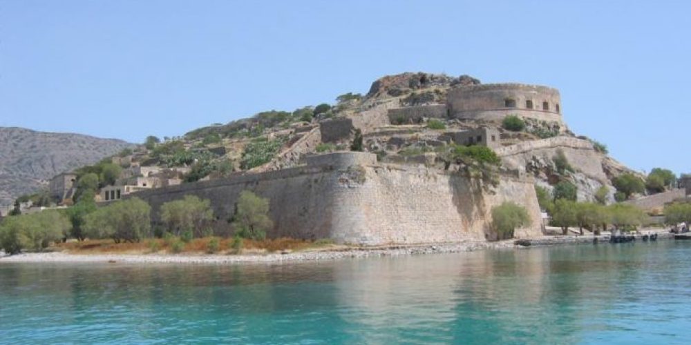 Κρήτη : Περιπέτεια για τους 107 επιβάτες πλοίου που επιχειρούσε να φθάσει στην Σπιναλόγκα