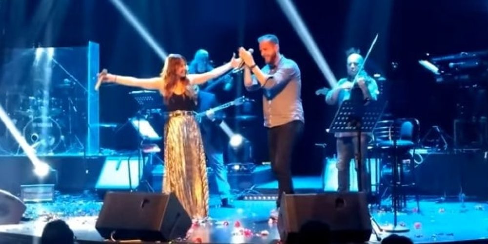 O Μάνος Μαλαξιανάκης τραγούδησε με την Ασλανίδου στην Αθήνα και έκανε χαμό (Video)