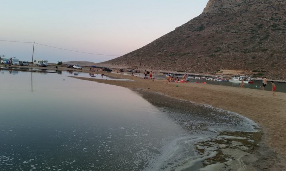 Χανιά: «Λίμνη λυμάτων» ακριβώς δίπλα από λουόμενους στην παραλία του Σταυρού