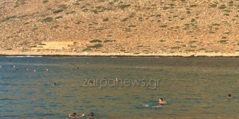 Ανησυχία σε παραλία των Χανίων: Περίεργοι αφροί εμφανίστηκαν να επιπλέουν στα νερά  (photo)