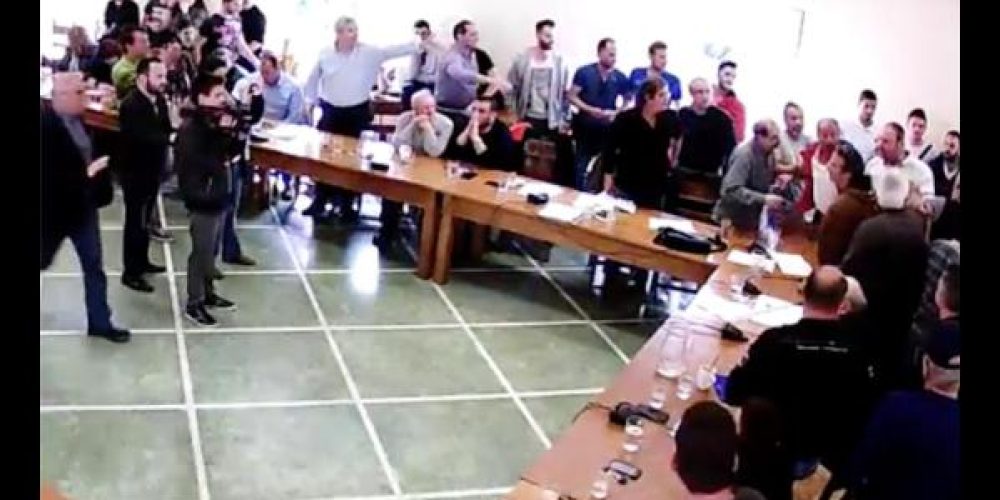 ΒΙΝΤΕΟ: Ένταση στο Δημοτικό Συμβούλιο Χανίων. «Πιάστηκαν στα χέρια» καταστηματάρχες-δημοτικοί σύμβουλοι