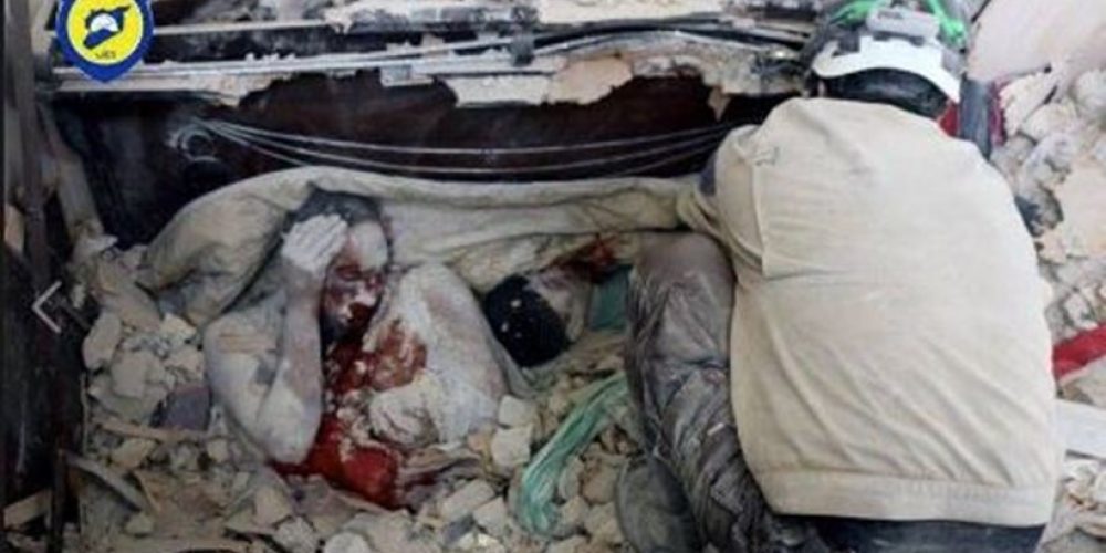 Εικόνα-σοκ από το Χαλέπι: Μητέρα αγκαλιά με τα παιδιά της, θαμμένοι και νεκροί στα ερείπια