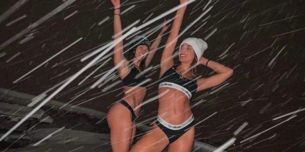 Survivor: Μαριαλένα Ρουμελιώτη και Καρολίνα Καλύβα έκαναν γυμναστική στο χιόνι με τα εσώρουχα