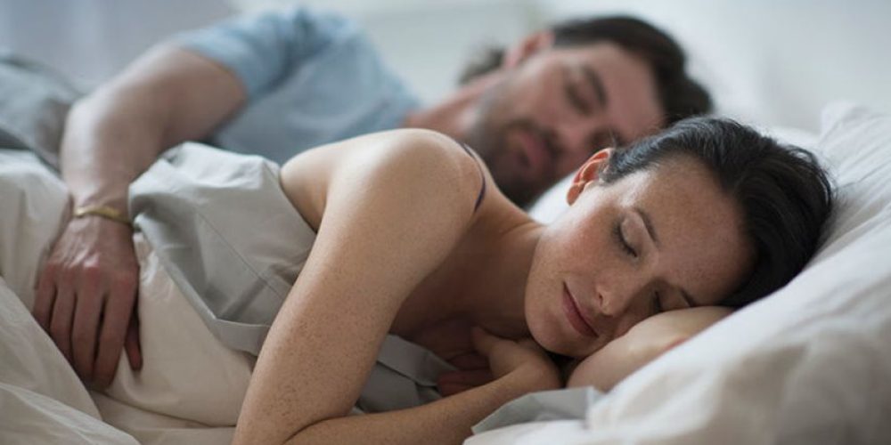 Tι αποκαλύπτει η στάση που κοιμάστε για την ερωτική σας ζωή;