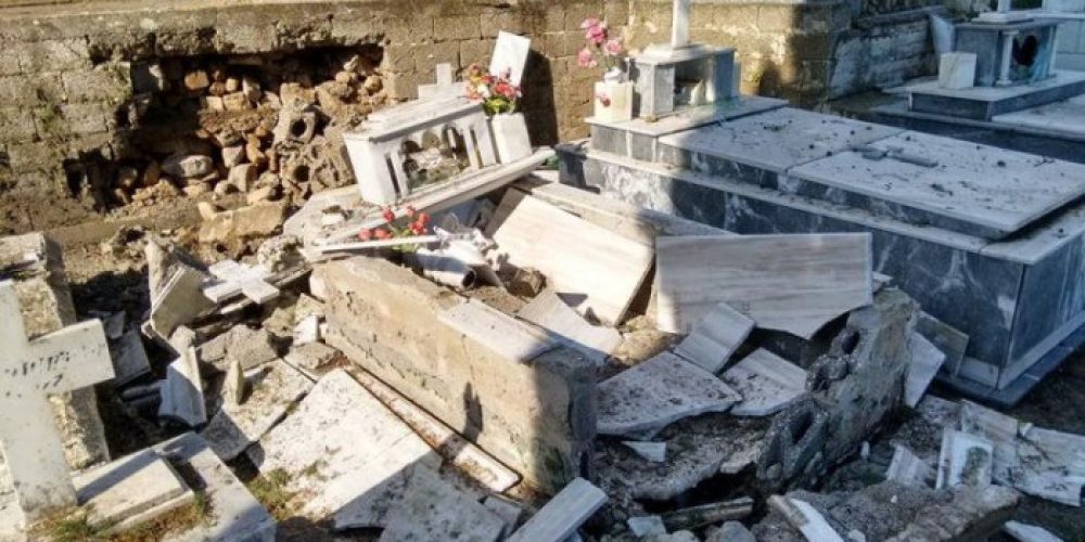 Κεραυνός άνοιξε τάφους στην Κίσαμο και προκάλεσε ζημιές στο ναό (βιντεο)